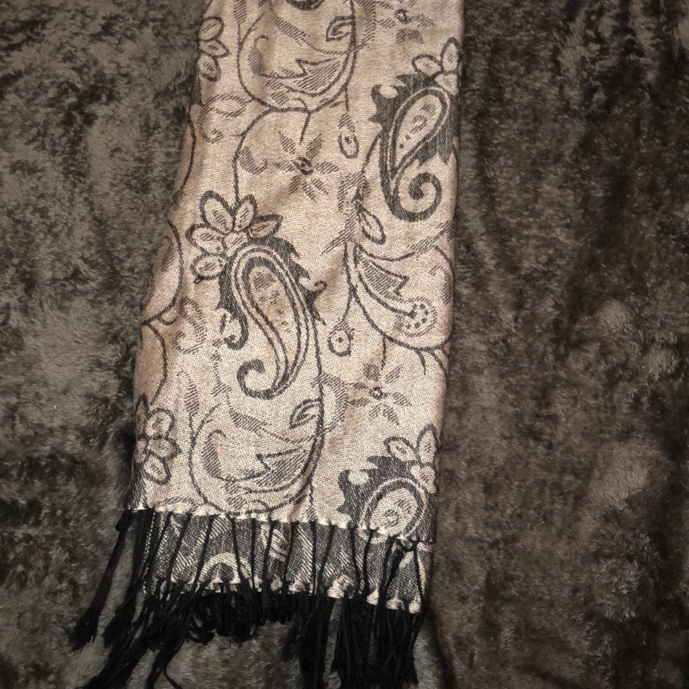 Beautiful neck scarf 🧣